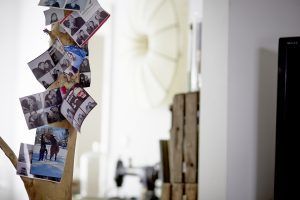 Fotos aus Fotobox an Balken