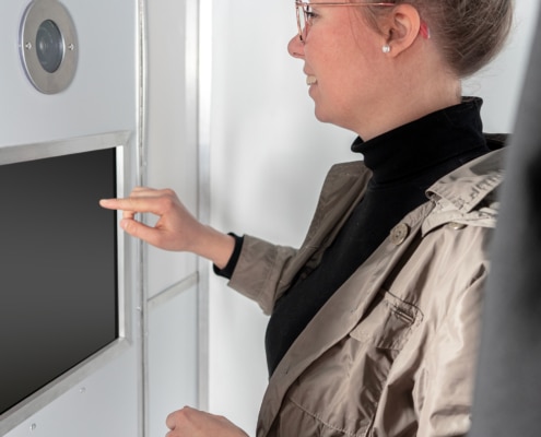 Mädchen in der Fotobox